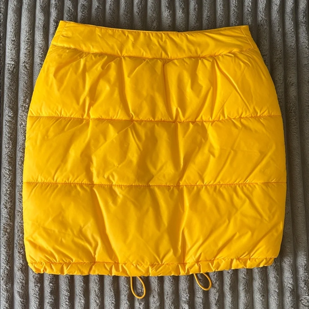 Moschino & H&M Collab Yellow Puffer Mini Skirt with Gold Accents - Picture 4 of 15